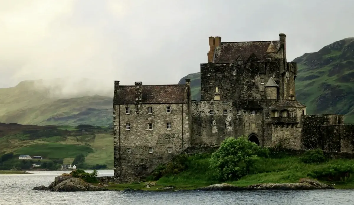 Eilean Donan Castle sul suo isolotto, fra le acque del loch e le montagne