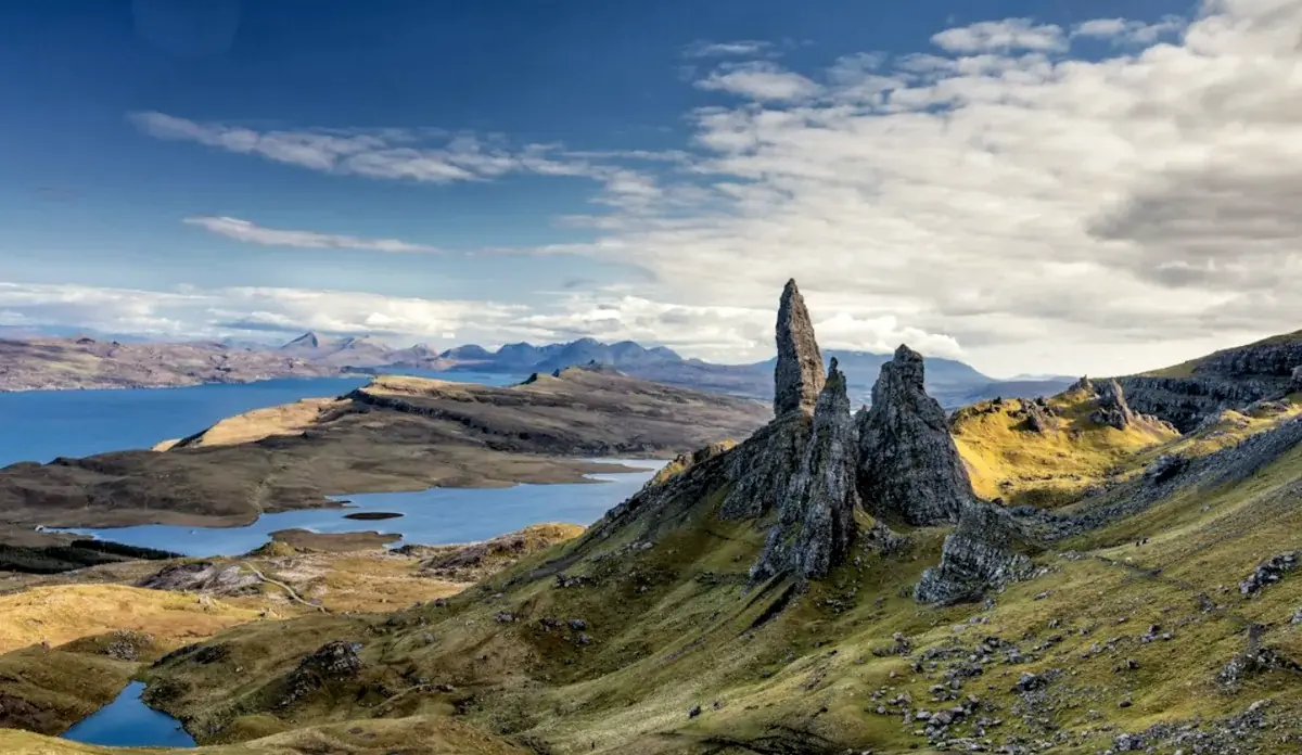 Il pinnacolo dell'Old Man of Storr sulla penisola di Trotternish, Isola di Skye